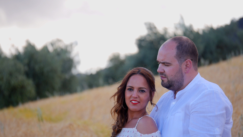 David y Vanesa posando para su video postboda en Córdoba, Andalucía