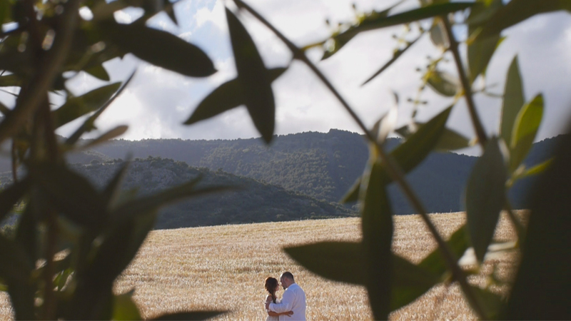 Feliz pareja en los campos de Córdoba, Andalucía